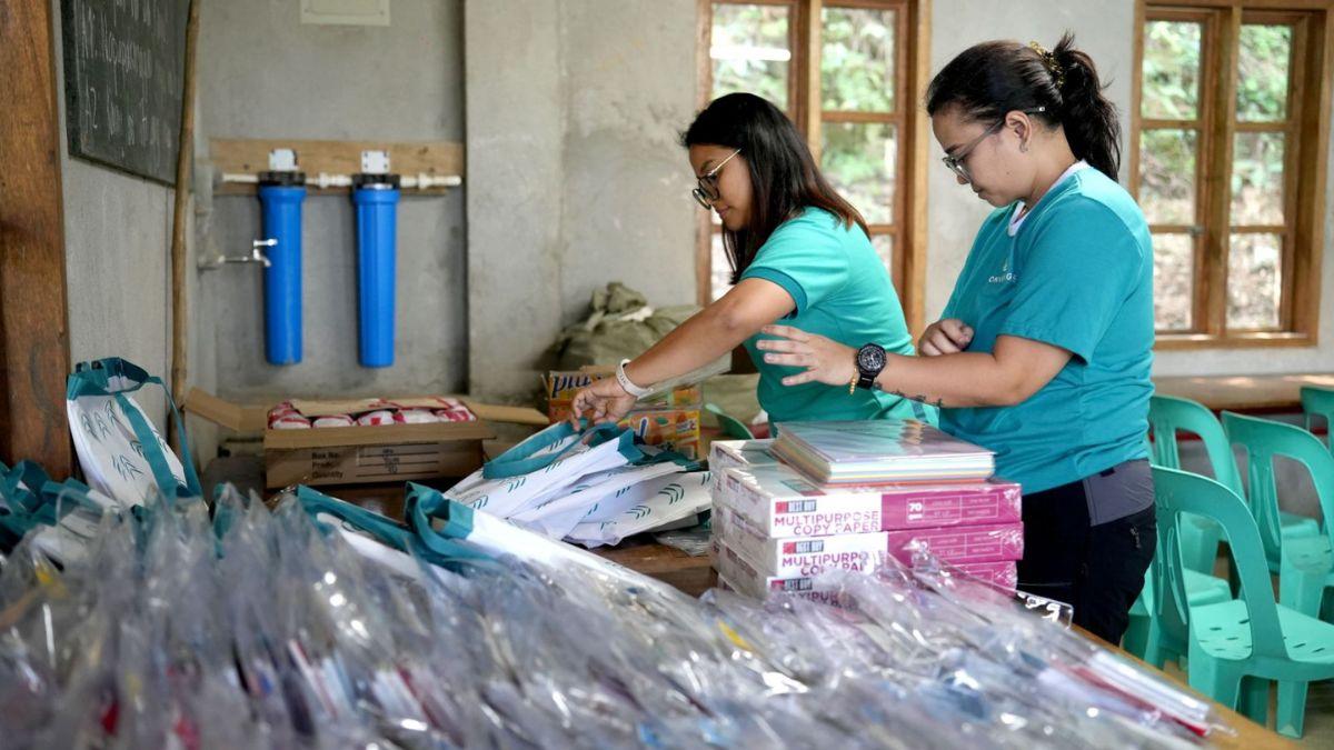 Converge hosts Project PIGLET in Baclayan, donates learning tablets for Mangyan children